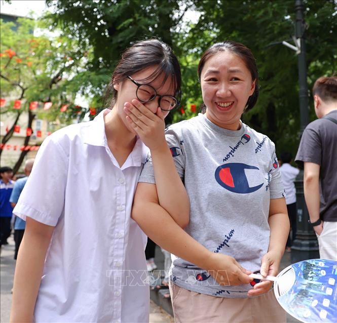 Phụ huynh vui mừng đón thí sinh sau khi hoàn thành môn thi đầu tiên tại điểm thi Trường THPT Trần Nhân Tông. Ảnh: Thanh Tùng - TTXVN